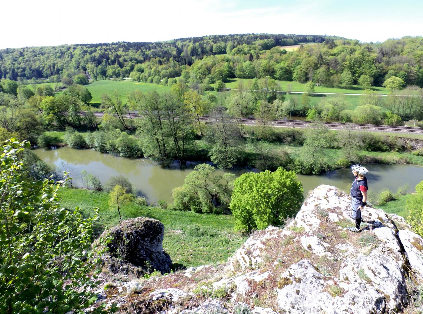 Blick vom Felsen ins Altmühltal